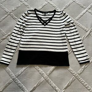 Cable & Gauge fine knit Striped V Neck Sweater w criss-cross neckline Sz S